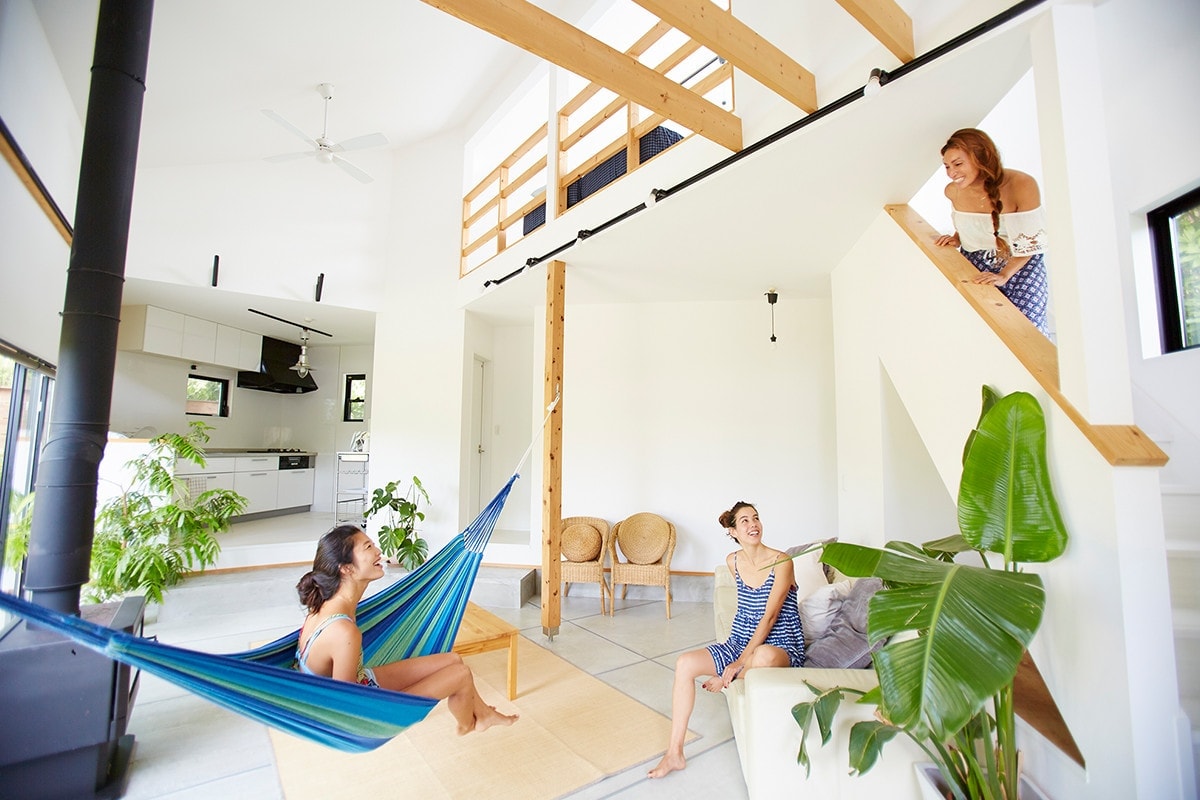 高い天井と一面の窓がつくり出す開放的な雰囲気に、思わず深呼吸をしたくなる。