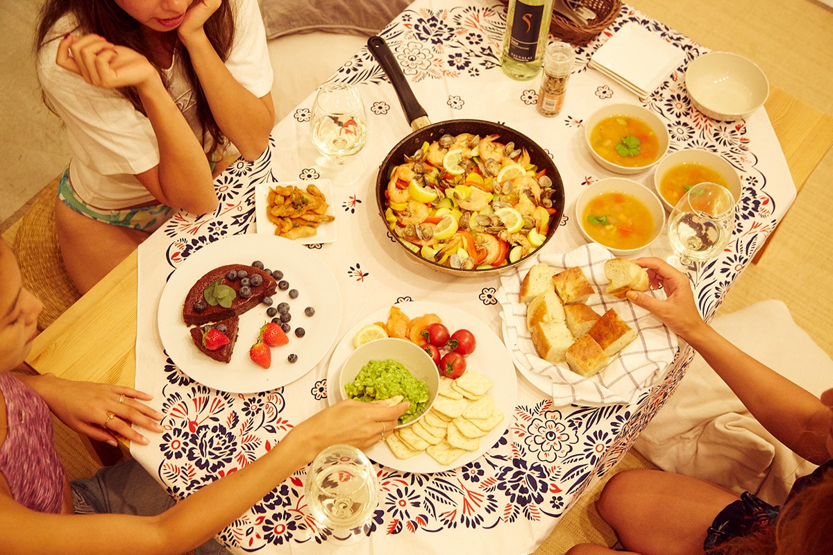 彩り豊かな夏野菜と魚介のパエリア、味もばっちり！