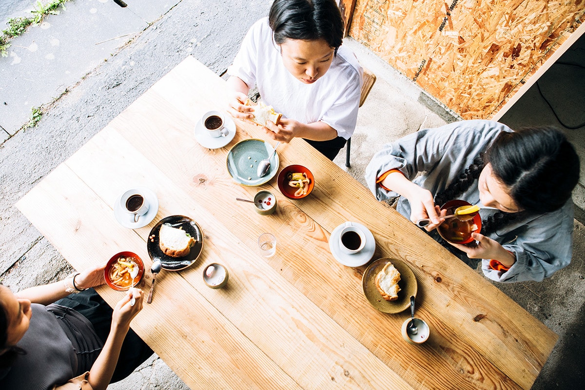未来のオープンカフェで朝ごはん。