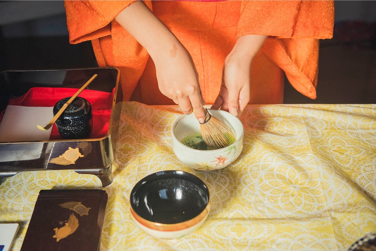 日本文化を幅広く楽しんで欲しい、と抹茶も提供。形式にはこだわらず、リビングテーブルの上でラフにたてる。Masatoさん曰く「初体験の人が緊張しないよう、できるだけカジュアルに振る舞うのが体験のコツ」なのだそう。