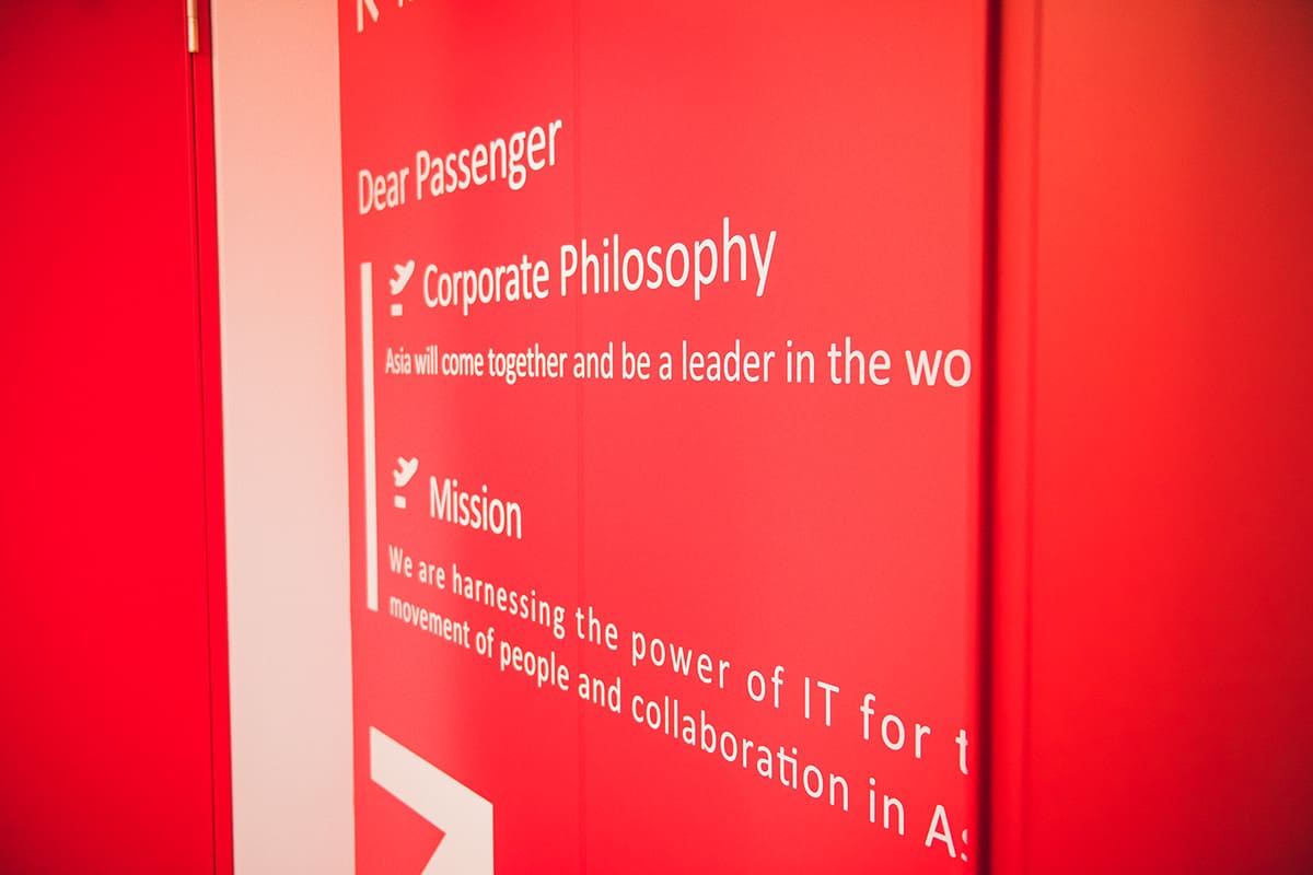 2016年10月にオフィスを港区愛宕グリーンヒルズMORIタワー内に移転。エントランスを入った奥の入り口ドア。旅行をテーマとしたデコレーションやレイアウトで、社内も遊び心あるカラフルな装いになっている。