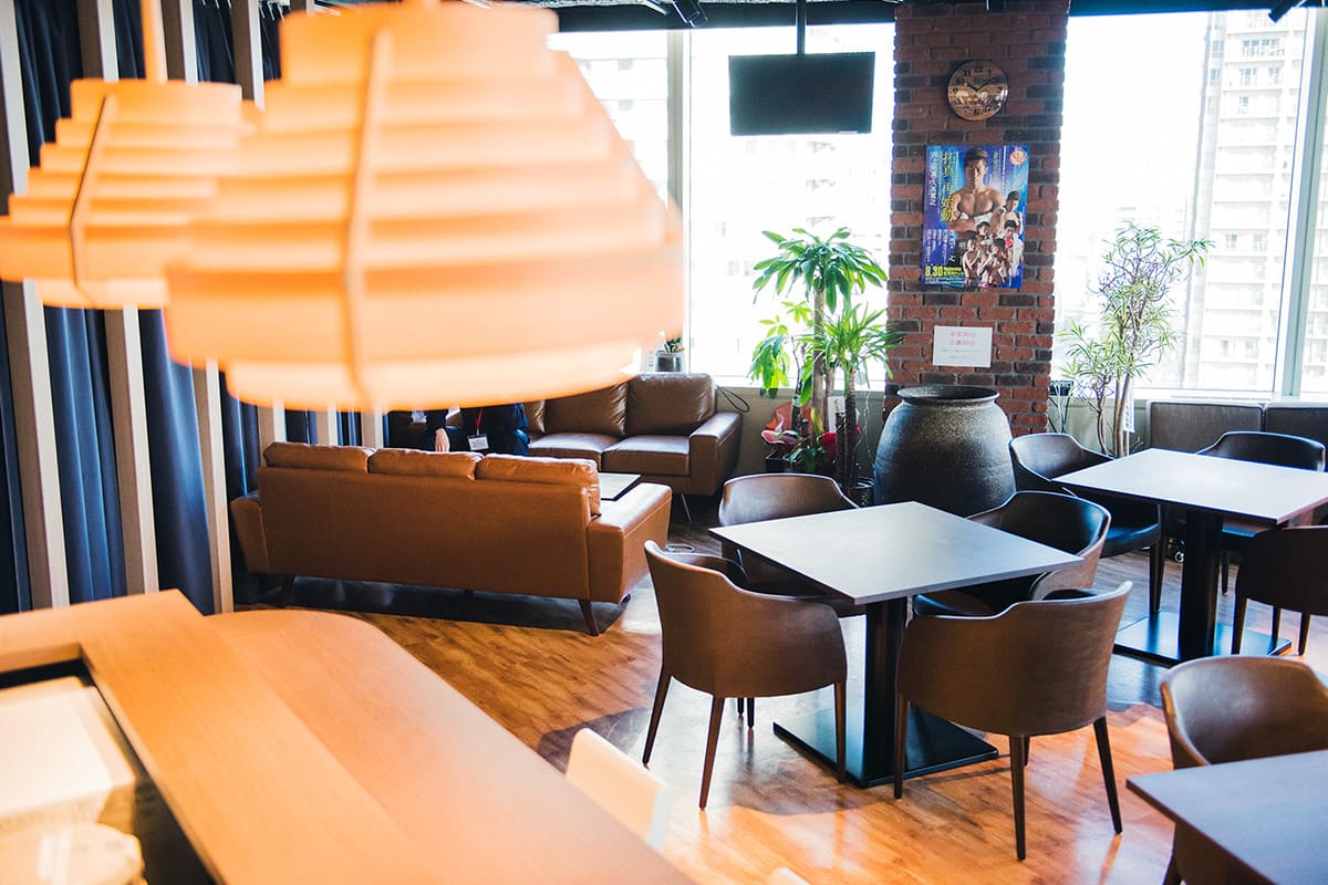 ミーティングスペースはレストランのような雰囲気。落ち着いた静かなオフィスは、入り口で靴を脱ぐスタイル。心地よく仕事をする環境が揃っている。