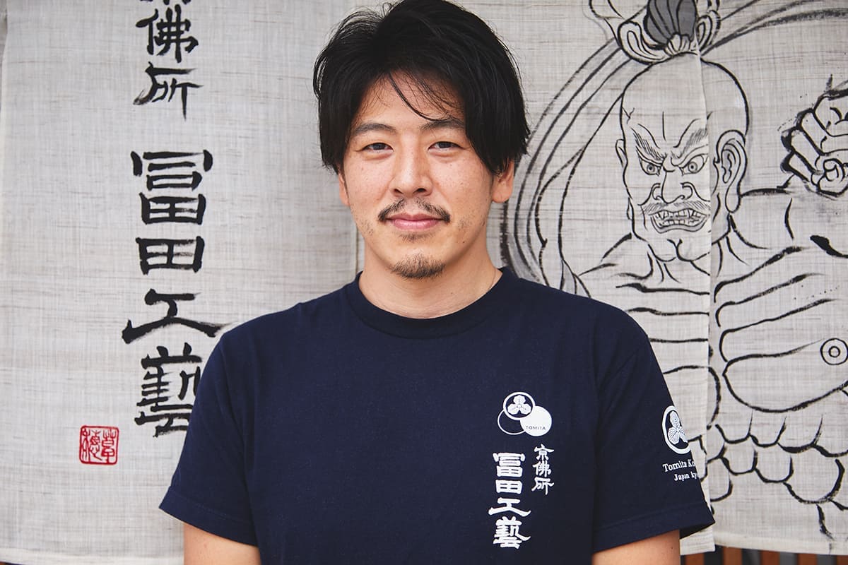 仏像制作師・冨田睦海さん。高校卒業後から父に師事し、数多くの寺院彫刻、仏像の制作や修復を手がけている。