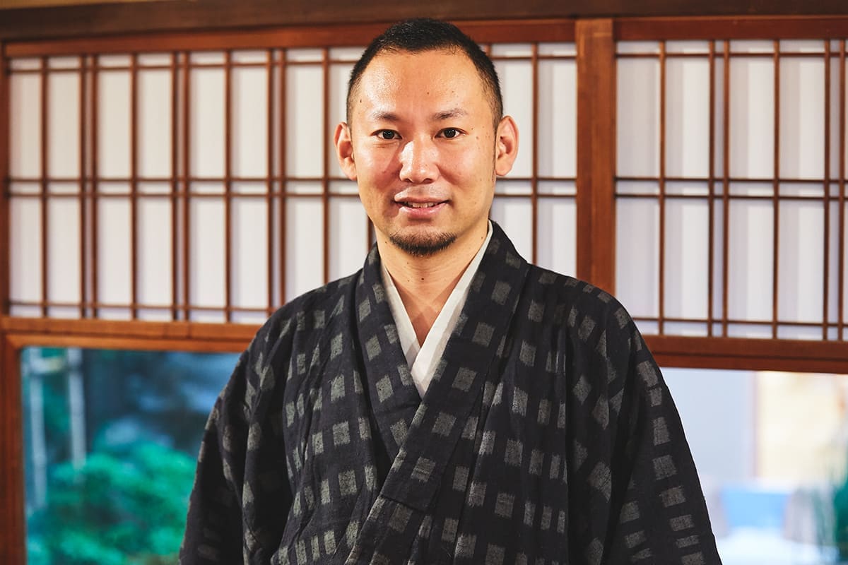 おはりばこ代表の北井秀昌さん。かんざし職人だった母の仕事を幼い頃から見ており、この道に入った。