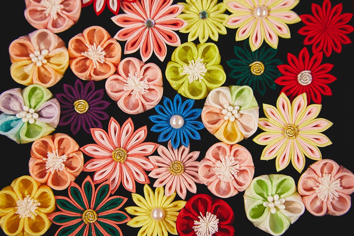 つまみかんざしのモチーフから好きなものを絹張りの桐箱に入れて、和のフラワーボックスを作る。