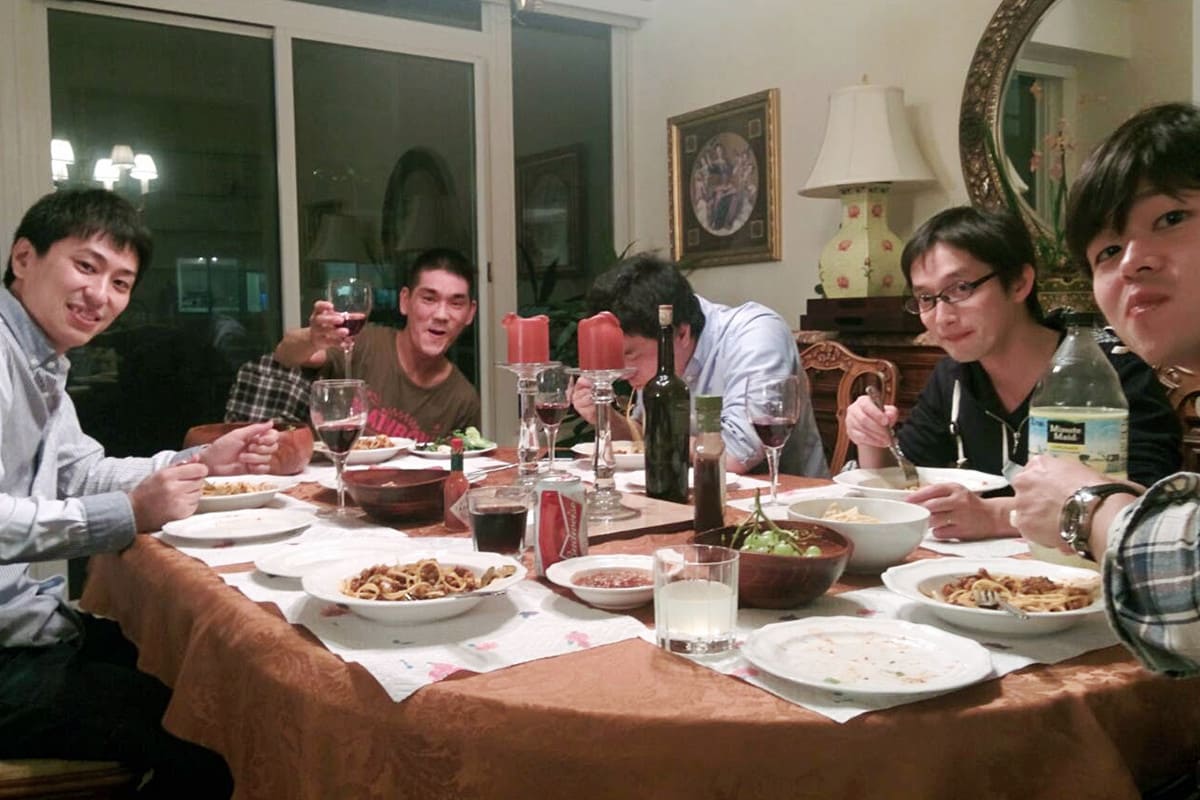 出張で約2ヶ月間、複数名で滞在したメンバー。市内のMarina地区にあるアパート(日本でいうところのマンション)は、お洒落で立派なダイニングがあり、料理器具や調味料類も自由に使えたため、料理が得意なメンバーがパスタなどをふるまったそう。