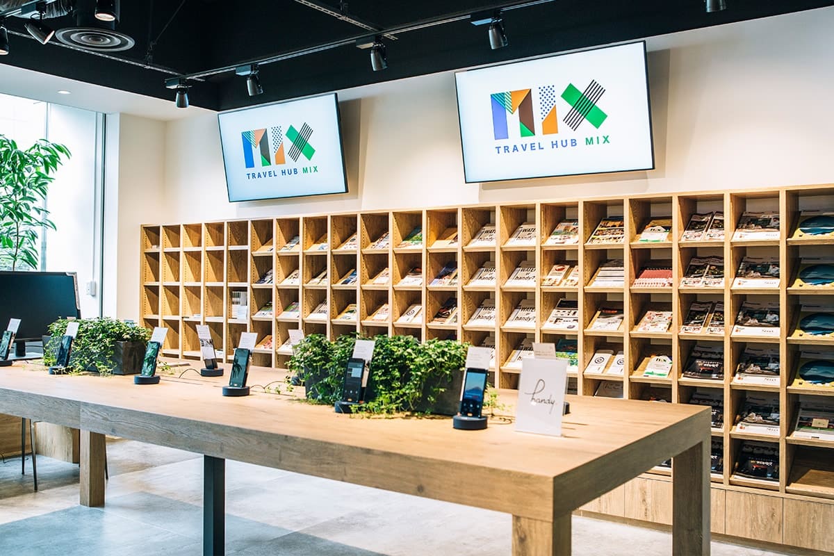 2017年8月に誕生した、パソナが運営する観光案内所『TRAVEL HUB MIX（トラベル ハブ ミックス）』。日本の地方で魅力ある生き方・働き方を実践する「人」が中心になって、地域情報を発信し、新しい旅を提案する。ライブラリー、VR、キッチンなどを備えている。