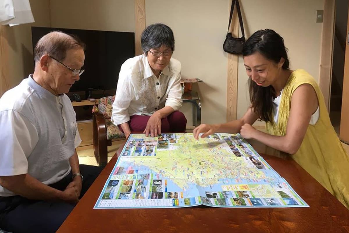 徳島市・阿波おどりでのイベント民泊の様子。約130万人の観光客に対して宿泊施設数は3000程度という宿不足を解決する施策として、2017年8月11日～16日にわたり実施された。実際に宿泊したゲストからは「子どもが小さかったので、阿波おどり会場に近いホストの家にオムツ換えや授乳で一時的に帰ることができて快適でした」「次はホストに会いに徳島に来たい」という感想が寄せられた。