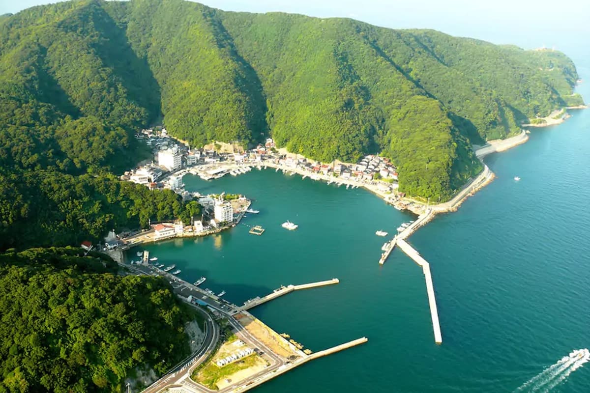 島根半島の東端、三方を海に囲まれた美保関町は、聖なる岬と呼ばれてきた地。