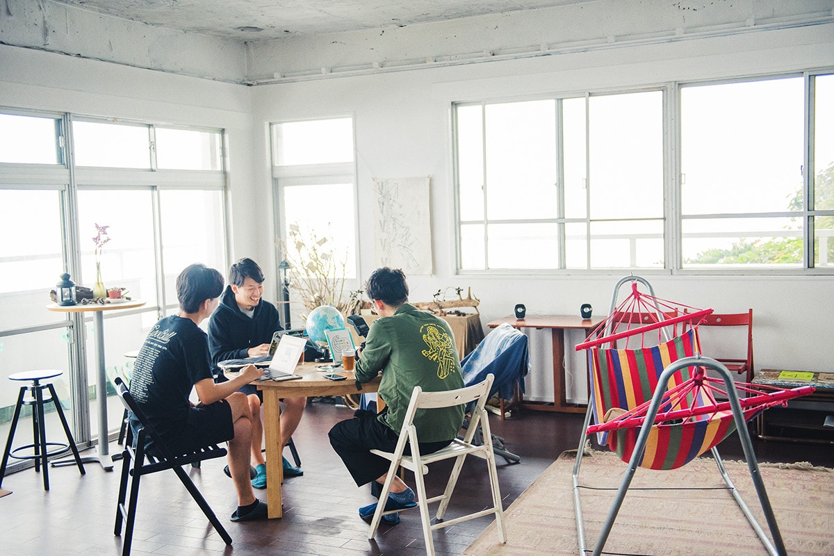 朝食の後は、前日撮影した写真をチェックしながら、スタッフと軽く打ち合わせ。