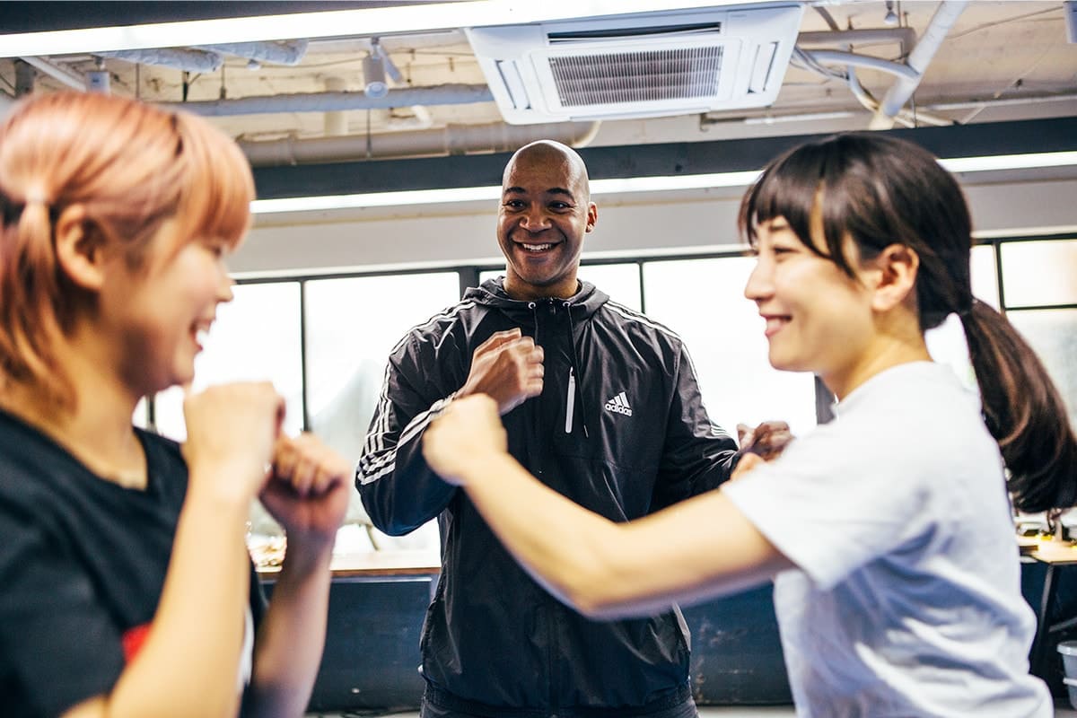 まずは基本のパンチからスタート。